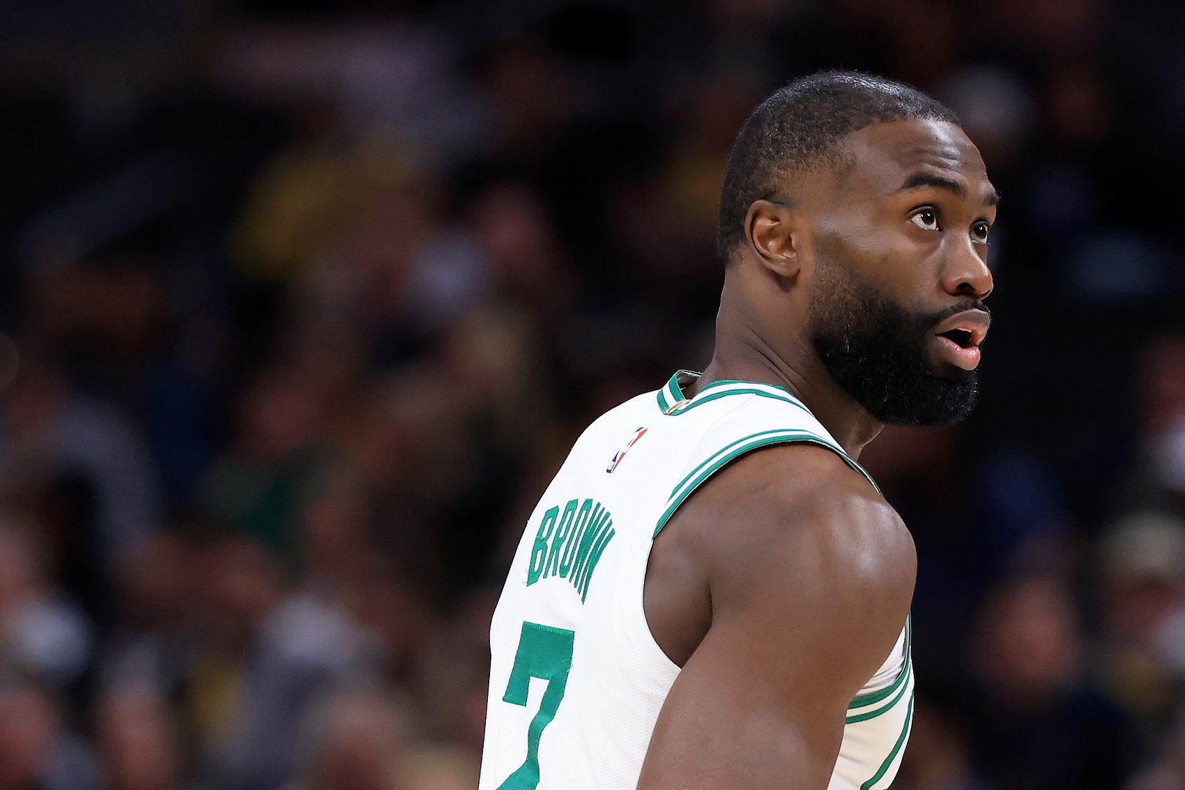 开云体育-今儿不在状态啊！杰伦·布朗半场9投仅3中&amp;有4失误 正负值-17