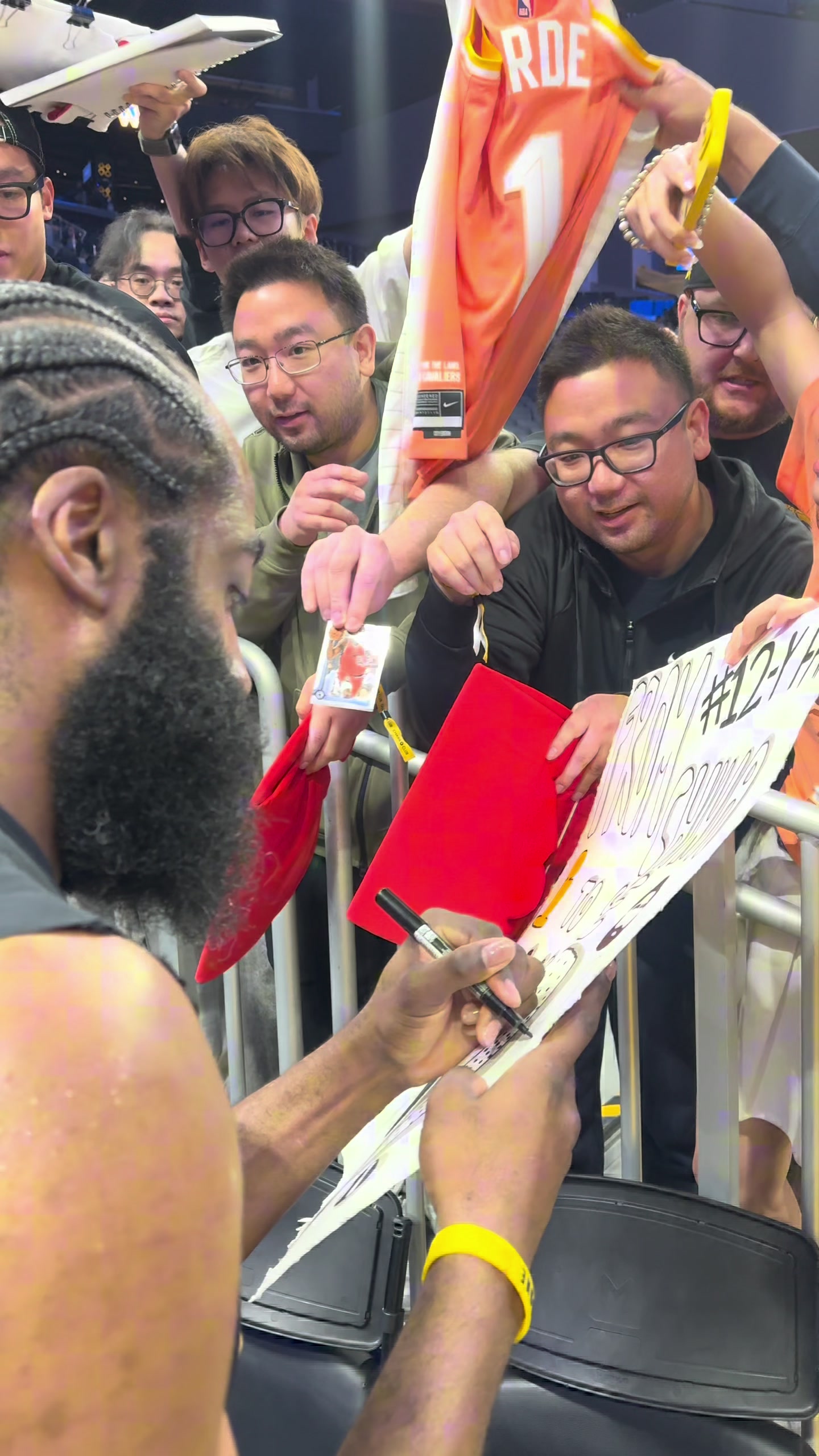 kaiyun-昨日赛后为中国球迷签名！哈登秀中文：中国球迷们 我爱你